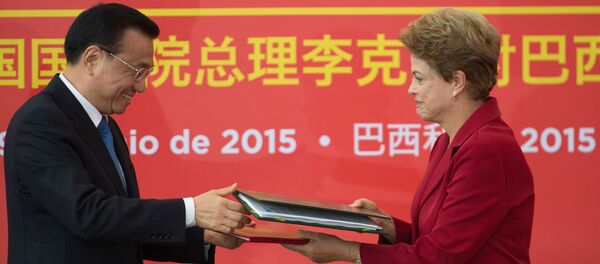 O primeiro-ministro da China, Li Keqiang, durante declaração à imprensa com a presidenta Dilma Rousseff, no Palácio do Planalto O primeiro-ministro da China, Li Keqiang, durante declaração à imprensa com a presidenta Dilma Rousseff, no Palácio do Planalto - Sputnik Brasil