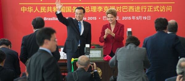 Dilma Rousseff e o primeiro-ministro chinês , Li Keqiang, durante assinatura de atos - Sputnik Brasil