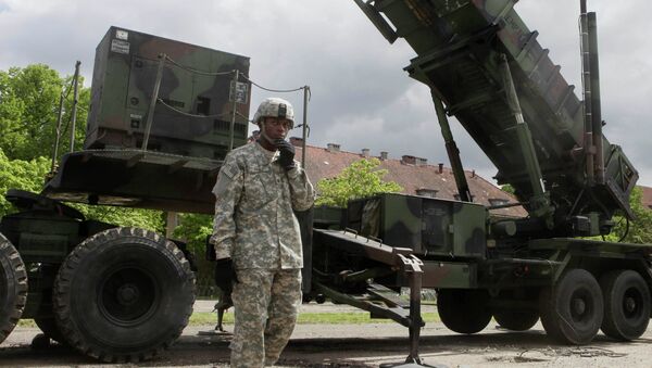 Um soldado norte-americano perto de uma bateria de mísseis na base do Exército dos EUA em Morag, na Polônia. - Sputnik Brasil