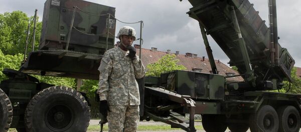 Um soldado norte-americano perto de uma bateria de mísseis na base do Exército dos EUA em Morag, na Polônia. - Sputnik Brasil