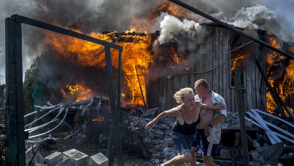 Moradores de Lugansk fogem dos ataques das forças ucranianas. - Sputnik Brasil