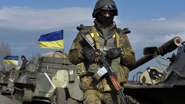 Soldado ucraniano guarda veículos armados na vila de Fedorivka, no leste da Ucrânia, em 27 de fevereiro de 2015 - Sputnik Brasil