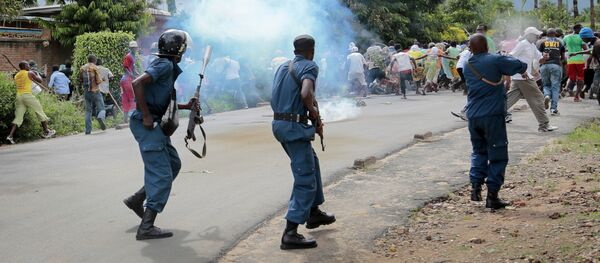 Confrontos entre policiais e manifestantes em 13 de maio, durante protesto, em Bujumbura, contra a candidatura de Nkurunziza a um terceiro mandato - Sputnik Brasil