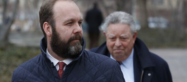 Rick Gates (à esquerda) e seu advogado Tom Green (à direita) em Washington, 14 de fevereiro de 2018. - Sputnik Brasil