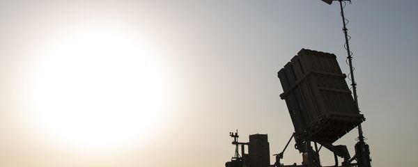 Soldado israelense junto ao sistema de defesa antiaérea Cúpula de Ferro (Iron Dome) perto da cidade de Sderot, Israel - Sputnik Brasil