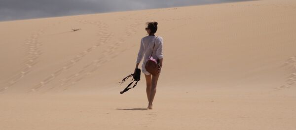Mulher posando no deserto Mulher posando no deserto - Sputnik Brasil