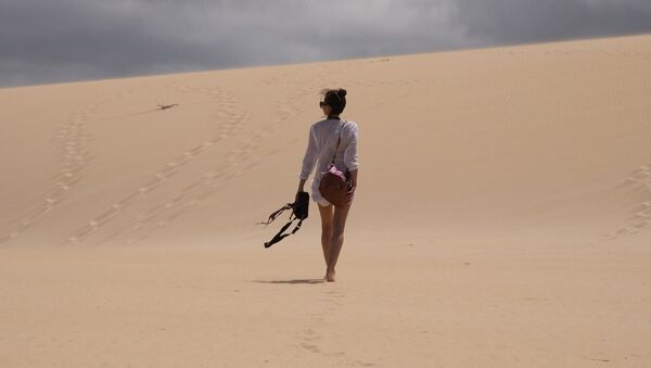 Mulher posando no deserto - Sputnik Brasil