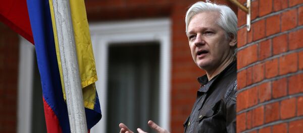 O fundador da Wikileaks, Julian Assange, falando na varanda da embaixada do Equador em Londres (Foto de arquivo) - Sputnik Brasil