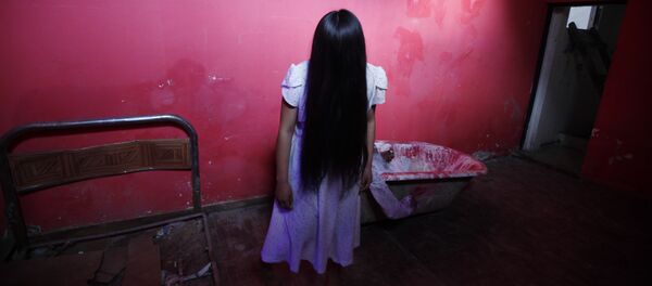 Menina imita protagonista da película O Chamado, a Samara, na Bolívia (foto de arquivo) - Sputnik Brasil