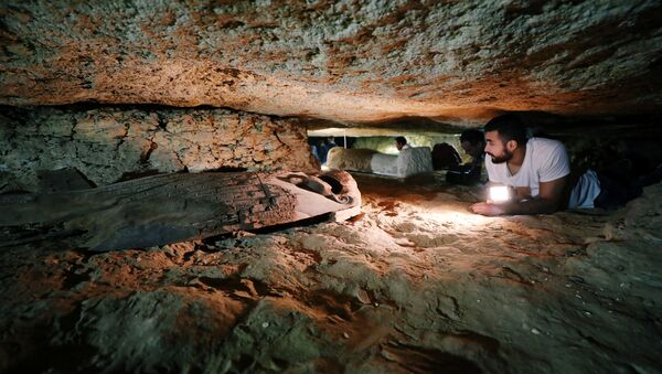 Arqueólogos egípcios trabalham no cemitério em Minia - Sputnik Brasil