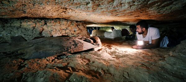 Arqueólogos egípcios trabalham no cemitério em Minia - Sputnik Brasil