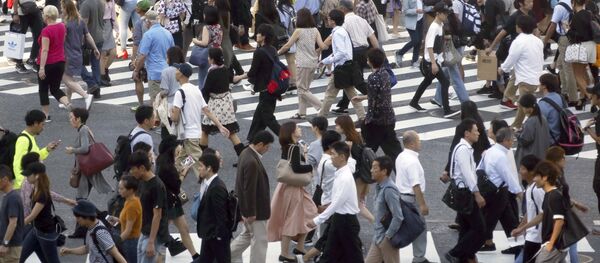Pedestres em uma das ruas do bairro de Shibuya, Tóquio - Sputnik Brasil