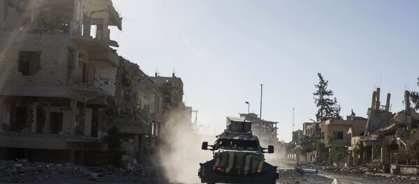 Veículo armado na cidade de Raqqa, Síria - Sputnik Brasil