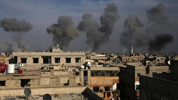 Fumaça provocada por ataques na região de Ghouta Oriental, nos arredores de Damasco (arquivo) - Sputnik Brasil