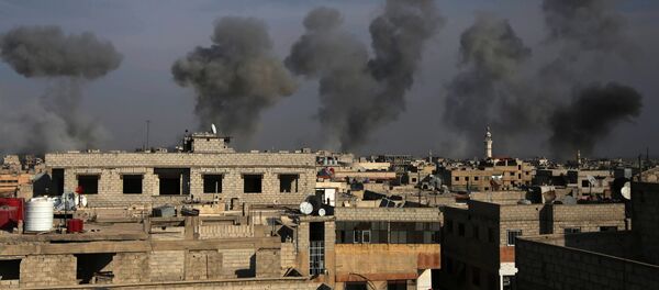Fumaça provocada por ataques na região de Ghouta Oriental, nos arredores de Damasco (arquivo) - Sputnik Brasil