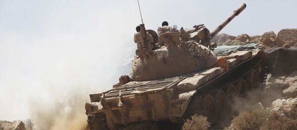 Soldados iemenitas aliados do governo internacionalmente reconhecido em um tanque nos arredores de Sanaa - Sputnik Brasil