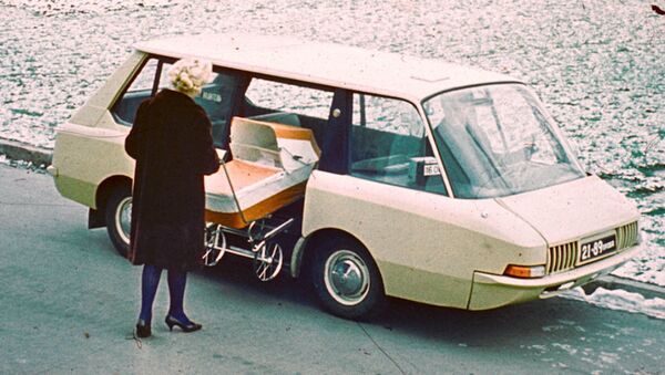 Este táxi era compacto, fácil de dirigir e espaçoso. O porta-malas ficava na parte traseira. Uma divisória separava o assento do condutor e os bancos de trás. A porta do passageiro era deslizante e se ativava eletronicamente. Apenas duas unidades deste veículo foram fabricadas, uma delas chegou a funcionar nas ruas de Moscou. Entretanto, o carro nunca foi produzido em série - Sputnik Brasil