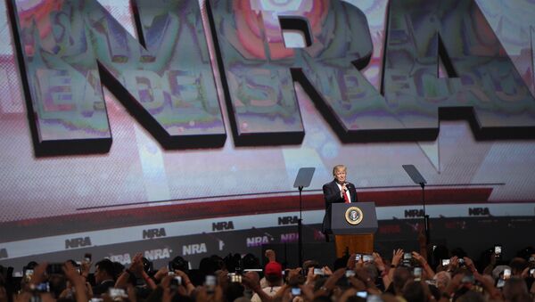 Donald Trump discursando em evento da NRA em 2017. - Sputnik Brasil