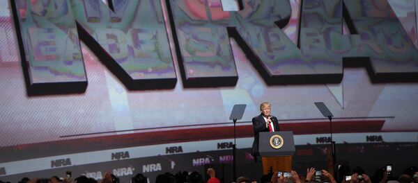 Donald Trump discursando em evento da NRA em 2017. - Sputnik Brasil
