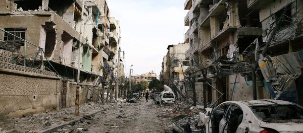 Prédios destruídos na zona cercada de Douma, Ghouta Oriental - Sputnik Brasil