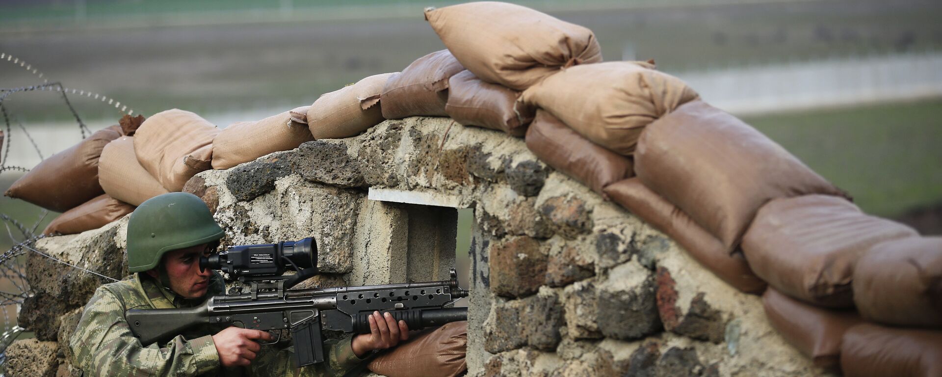 Soldado turco durante treinamento em base militar perto da cidade de Kilis, Turquia, 2 de março de 2017 - Sputnik Brasil, 1920, 08.10.2022