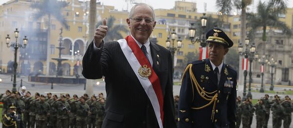 O presidente do Peru, Pedro Pablo Kuczynski, entra à Catedral de Lima junto com um oficial militar durante ato em homenagem ao Dia da Independência em 28 de julho de 2017 - Sputnik Brasil