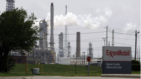 Nesta foto de arquivo de 16 de abril de 2010, o vapor sobe das torres em uma refinaria da Exxon Mobil em Baytown, no Texas - Sputnik Brasil