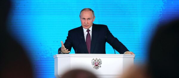 Vladimir Putin gesticula durante Mensagem anual à Assembleia Federal da Rússia em 1 de março de 2018 Vladimir Putin gesticula durante Mensagem anual à Assembleia Federal da Rússia em 1 de março de 2018 - Sputnik Brasil