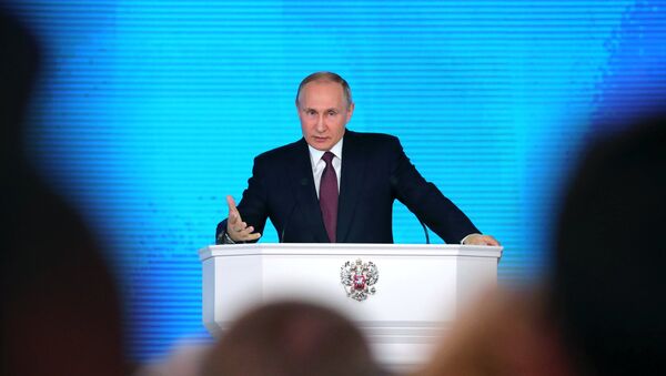 Vladimir Putin gesticula durante Mensagem anual à Assembleia Federal da Rússia em 1 de março de 2018 - Sputnik Brasil