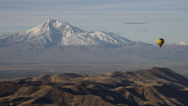 Balão aéreo com o monte Ararate no fundo, Armênia - Sputnik Brasil