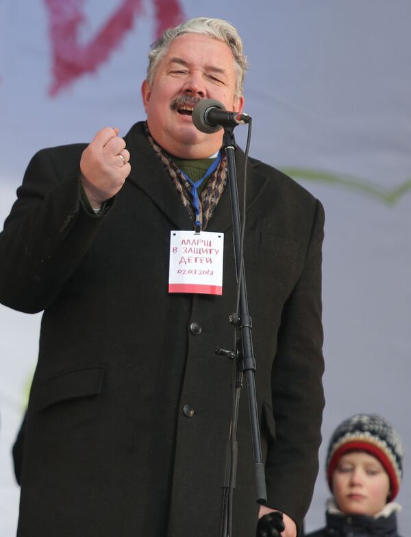 Sergei Baburin, na qualidade de chefe da União Popular de Toda a Rússia, em 2 de março de 2003, participa de um ato a favor da política que priorizasse crianças - Sputnik Brasil