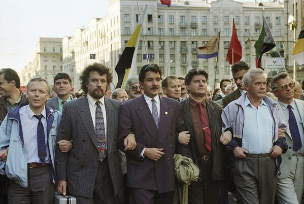 Sergei Baburin com outros políticos russos participa de uma marcha marcando um aniversário da crise constitucional que a Rússia viveu em 1993 - Sputnik Brasil
