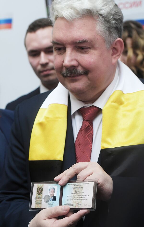 Sergei Baburin mostra seu crachá de candidato a Presidente da Rússia - Sputnik Brasil