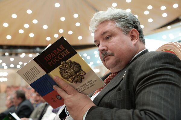 Sergei Baburin lê livro sobre história da monarquia russa durante cerimônia de abertura do XIX Congresso do Povo Russo - Sputnik Brasil