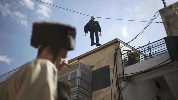 An effigy of an Israeli soldier hangs in Mea Shearim ultra-Orthodox neighborhood in Jerusalem Friday, March 2, 2018 - Sputnik Brasil