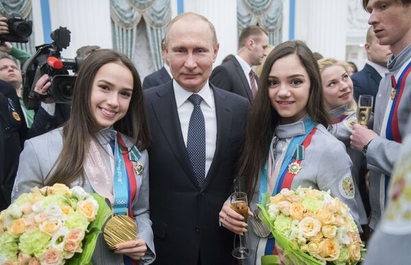 Presidente russo, Vladimir Putin, com as patinadoras russas Alina Zagitova e Natalia Medvedeva, depois da cerimônia de condecoração realizada no Kremlin - Sputnik Brasil