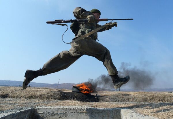 Cadete da Academia Militar Rokossovsky do Extremo Oriente russo participa de competição no polígono - Sputnik Brasil