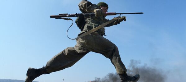 Cadete da Academia Militar Rokossovsky do Extremo Oriente russo participa de competição no polígono - Sputnik Brasil