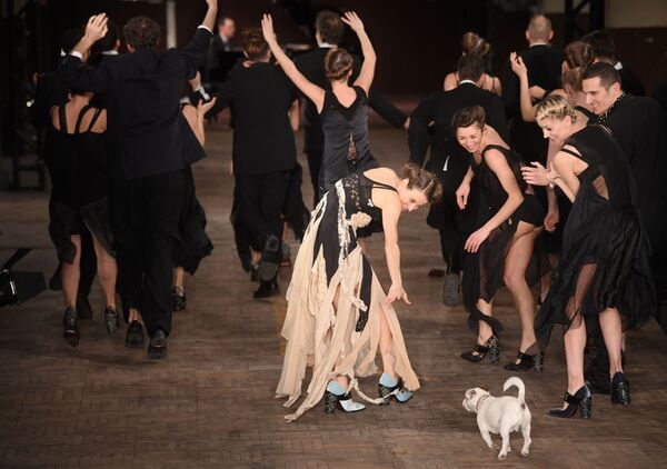 Modelos durante show de Antonio Marras em Milão, Itália - Sputnik Brasil