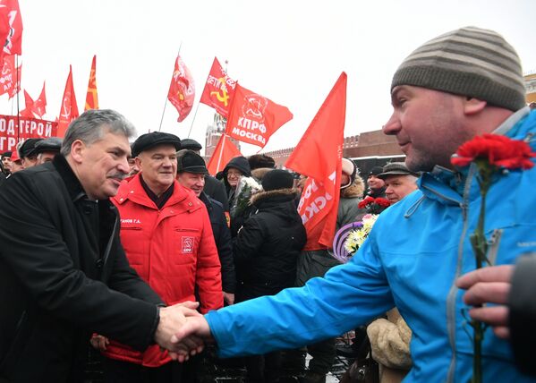 Candidato à Presidência da Rússia pelo Partido Comunista, Pavel Grudinin, e o líder do partido, Gennady Zyuganov durante a cerimônia de deposição de flores no Mausoléu de Lenin por ocasião do 94º aniversário da morte de Vladimir Lenin - Sputnik Brasil