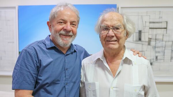 Ex-presidente Lula ao lado do vencedor do Nobel da Paz de 1980, Adolfo Pérez Esquivel. - Sputnik Brasil