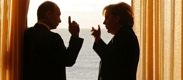 O presidente russo, Vladimir Putin, e a chanceler alemã, Angela Merkel, se reúnem na residência presidencial em Sochi, em 1 de janeiro de 2007 - Sputnik Brasil