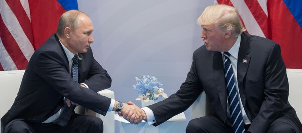 O presidente da Rússia, Vladimir Putin, e seu homólogo estadunidense, Donald Trump, falam nas margens da cúpula do G20, na Alemanha, em 2017 - Sputnik Brasil