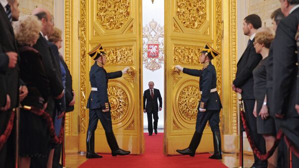 O presidente recém-eleito da Rússia, Vladimir Putin, entra em um dos salões do Kremlin no início da cerimônia de tomada de posse, em 7 de maio de 2012 - Sputnik Brasil
