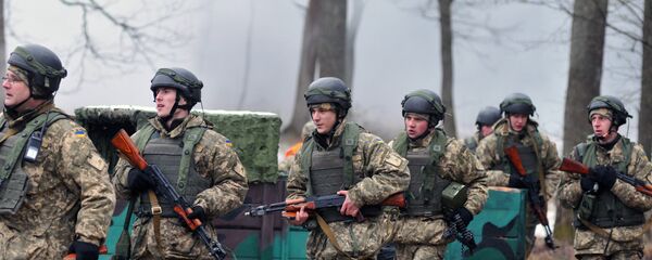 Militares ucranianos durante manobras no polígono de Yavorov, região de Lvov, Ucrânia - Sputnik Brasil