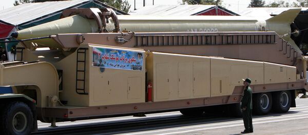 Membro do Corpo de Guardiões da Revolução Islâmica olha para o complexo de mísseis Shahab 3 (foto de arquivo) - Sputnik Brasil