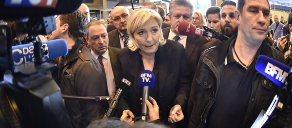 Marine Le Pen fala a jornalistas enquanto visita a 55ª Feira Internacional de Agricultura (Salon de l'Agriculture) no centro de exposições Porte de Versailles. Marine Le Pen fala a jornalistas enquanto visita a 55ª Feira Internacional de Agricultura (Salon de l'Agriculture) no centro de exposições Porte de Versailles. - Sputnik Brasil