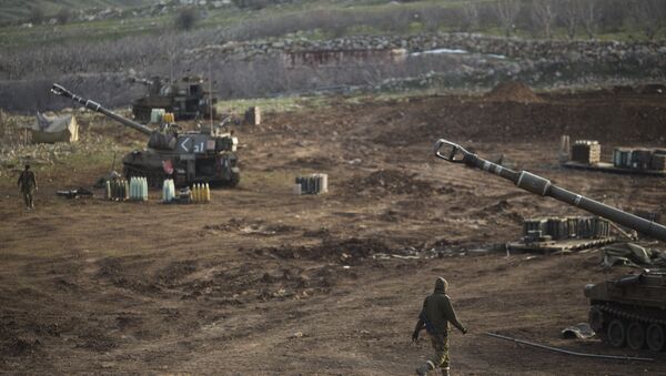 Soldados israelenses junto de unidades de artilharia móvel perto da fronteira com a Síria - Sputnik Brasil