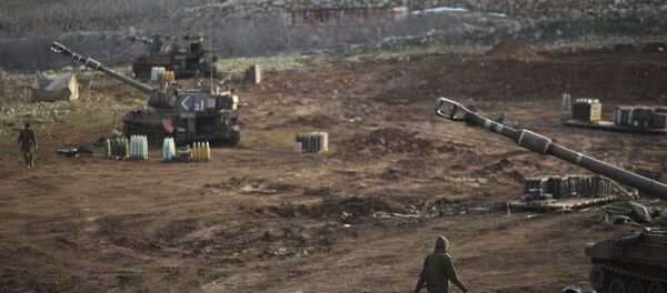 Soldados israelenses junto de unidades de artilharia móvel perto da fronteira com a Síria Soldados israelenses junto de unidades de artilharia móvel perto da fronteira com a Síria - Sputnik Brasil