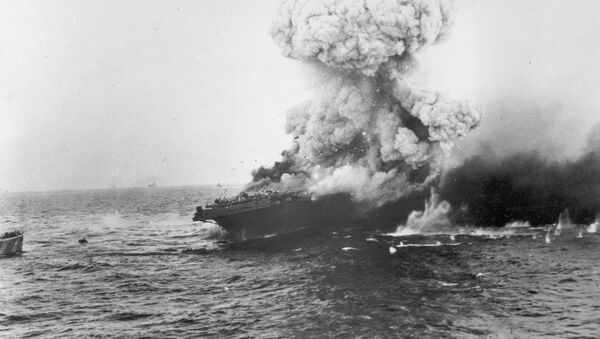 O porta-aviões estadunidense USS Lexington explodindo após um ataque de aviões japoneses durante a Batalha do Mar de Cora, no oceano Pacífico, em junho de 1942. - Sputnik Brasil